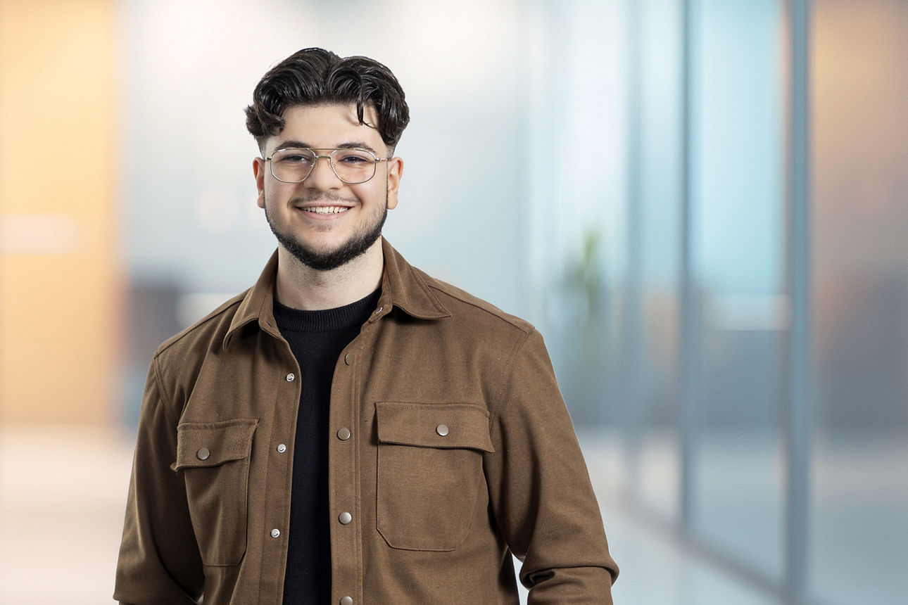 Ricardo Aluc, Auszubildender bei der Volksbank Bochum Witten eG lächelt in die Kamera