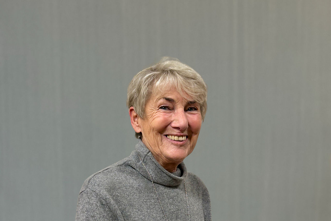 Frau mit grauem Rollkragenpullover