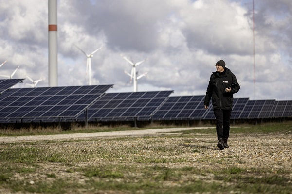 Andreas Meier, Servicetechniker für Solaranlagen im Energiepark Lausitz. Mehr auf www.eb.de/andreas. Foto: Evangelische Bank