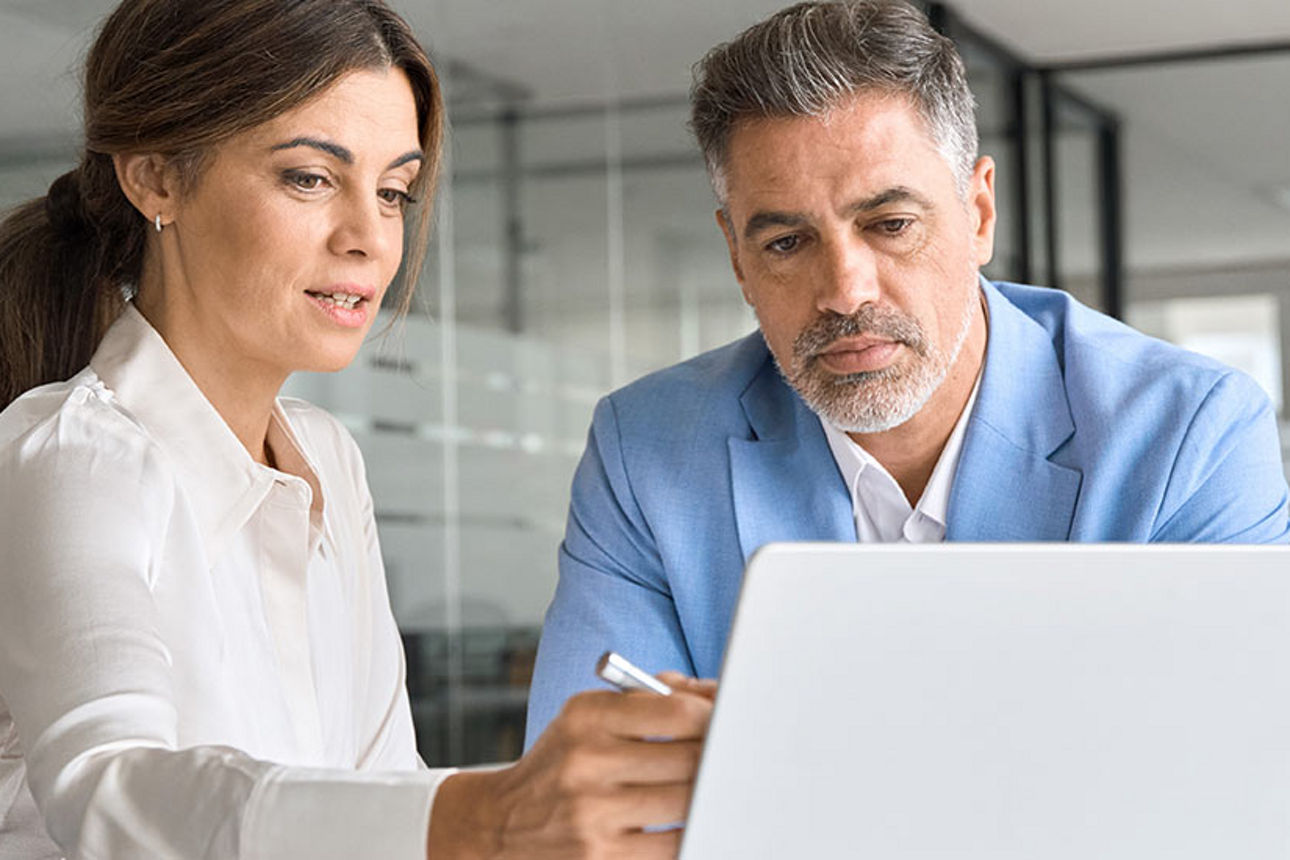 Eheleute vor dem Laptop