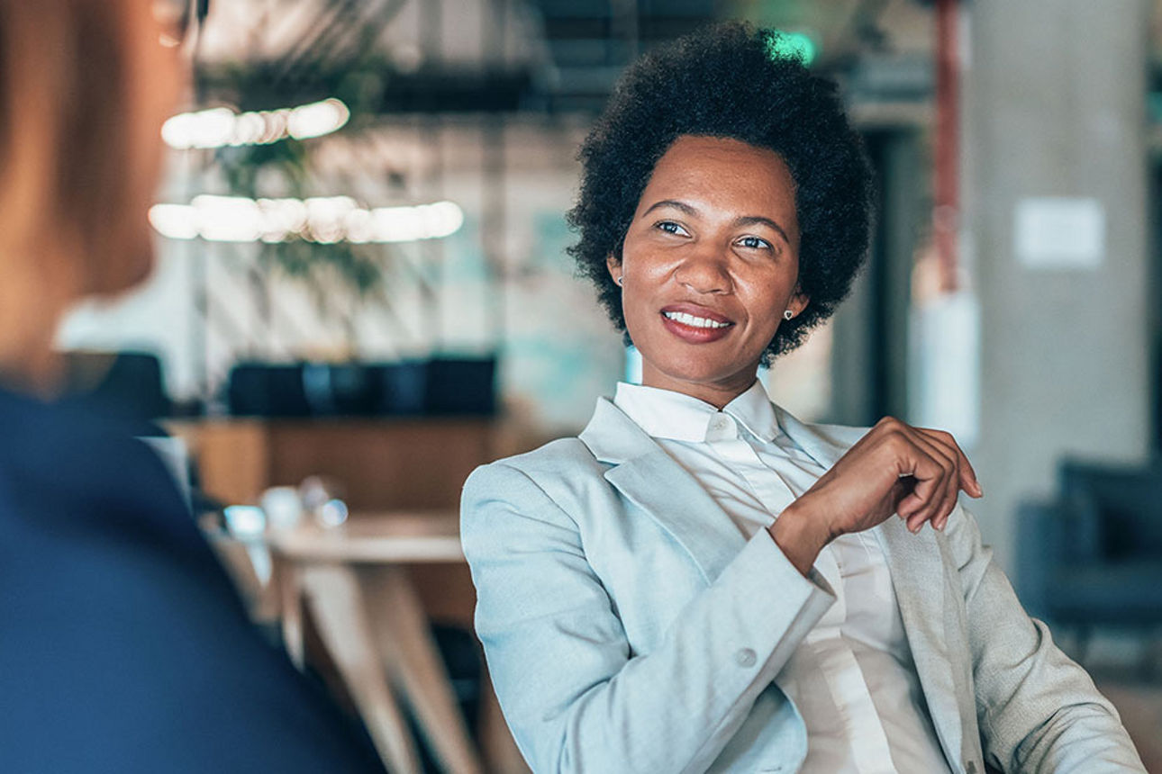 Zwei Frauen, die sich unterhalten