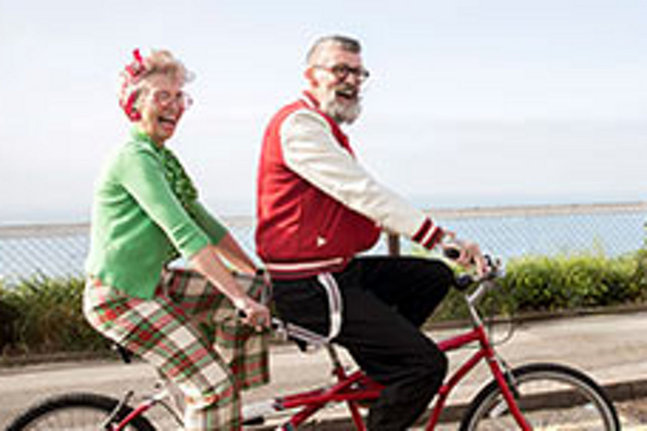 Älteres Paar radelt auf einem Tandem