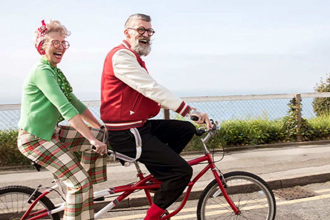 Ein lachendes Paar auf einem Tandem