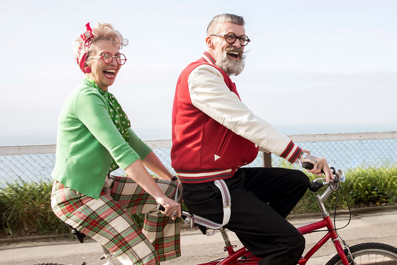 Ein lachendes Paar auf einem Tandem