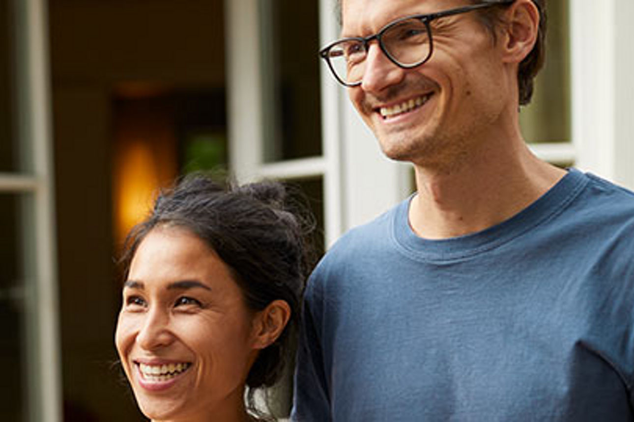 zwei lachende Menschen