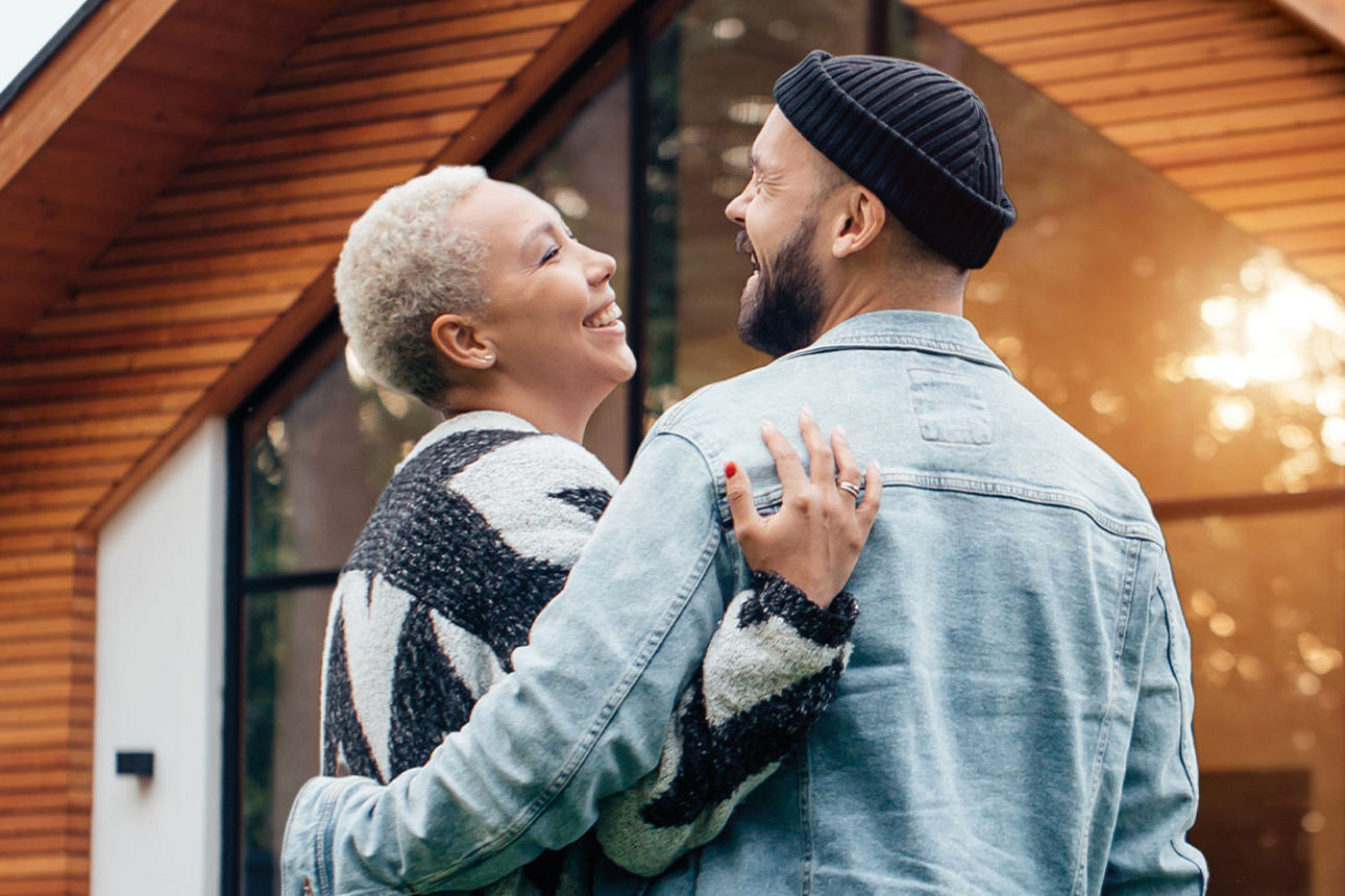 Enie van de Meiklokjes sitzt lachend mit Gaming-Ausrüstung auf einem Sofa.