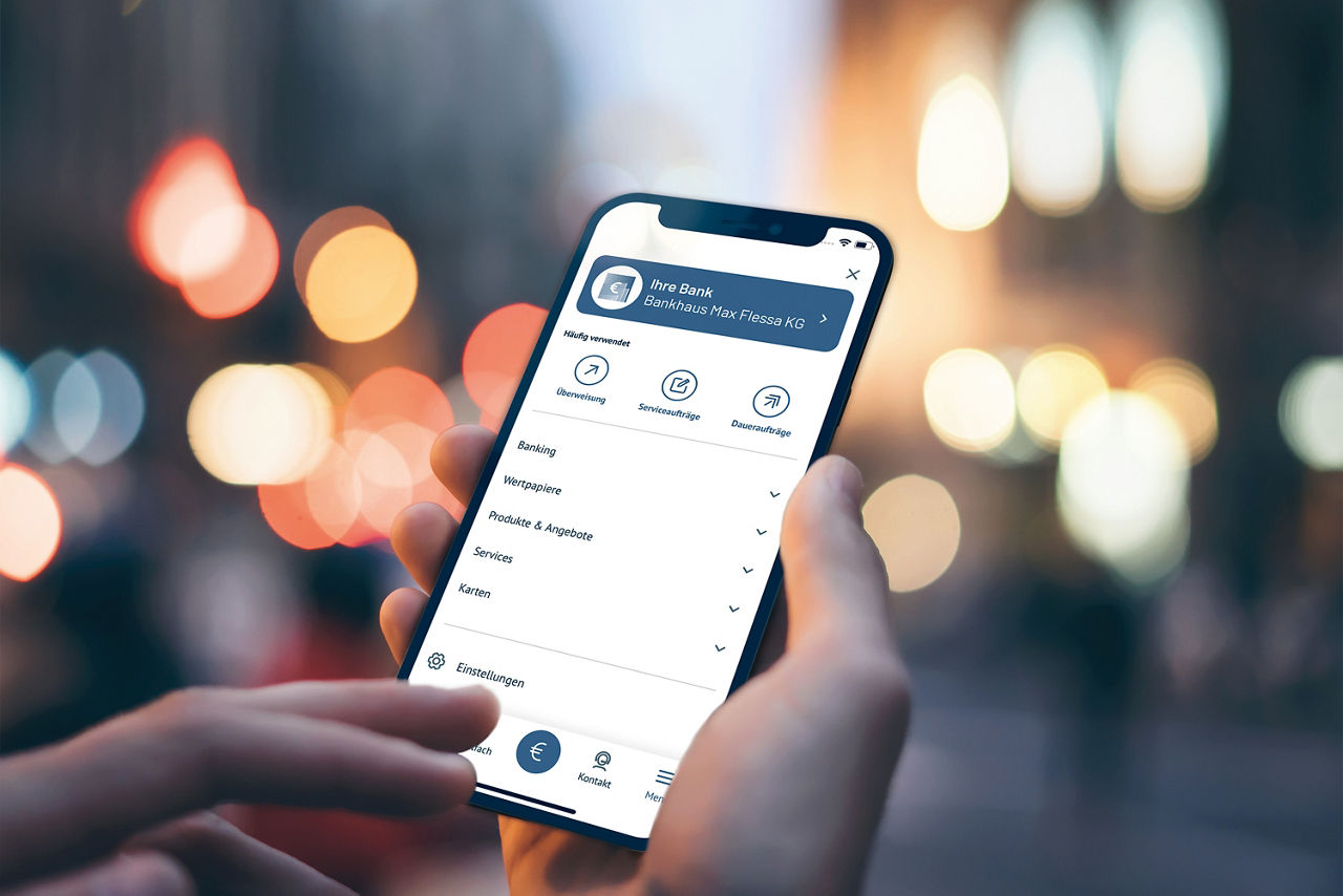 Ein Smartphone in der Hand mit geöffneter App MyBanking
