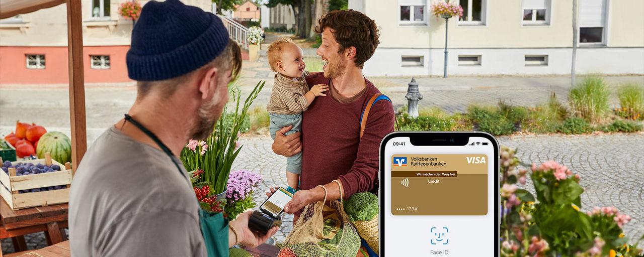 Junger Vater zahlt auf dem Markt entspannt mit Apple Pay