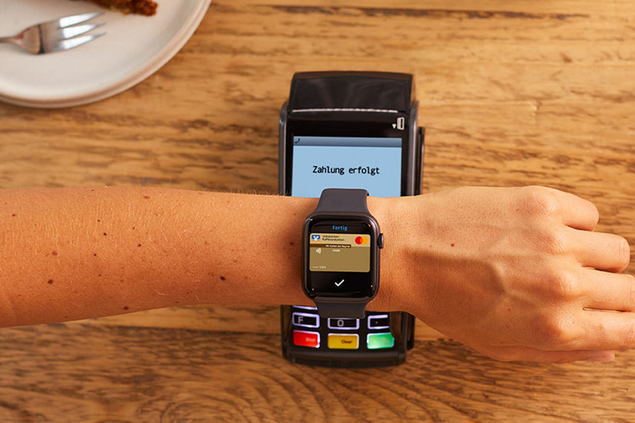 Apple Watch mit goldener Mastercard