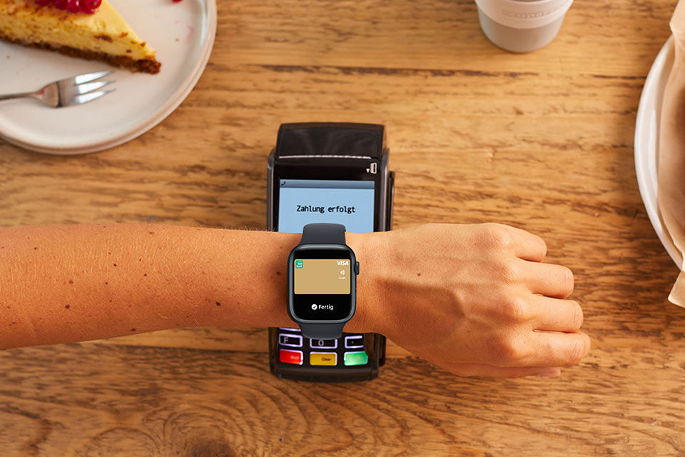 Apple Watch mit goldener Visa Karte
