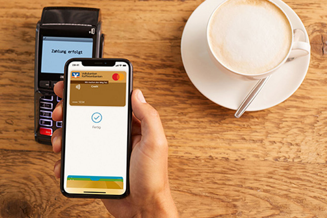 Smartphone mit digitaler Mastercard beim kontaktlosen Bezahlen