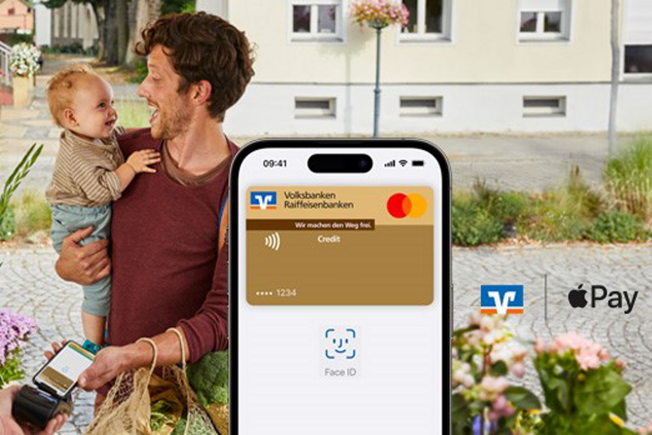 Junge Frau bezahlt ihre Taxifahrt gemütlich mit Applepay