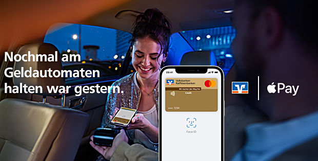 Eine Frau sitzt auf dem Rücksitz eines Autos und benutzt ihr iPhone, um mit Apple Pay für eine Fahrt zu bezahlen
