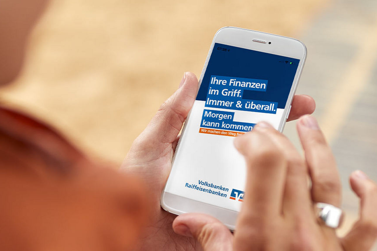 Frau tippt auf Handy