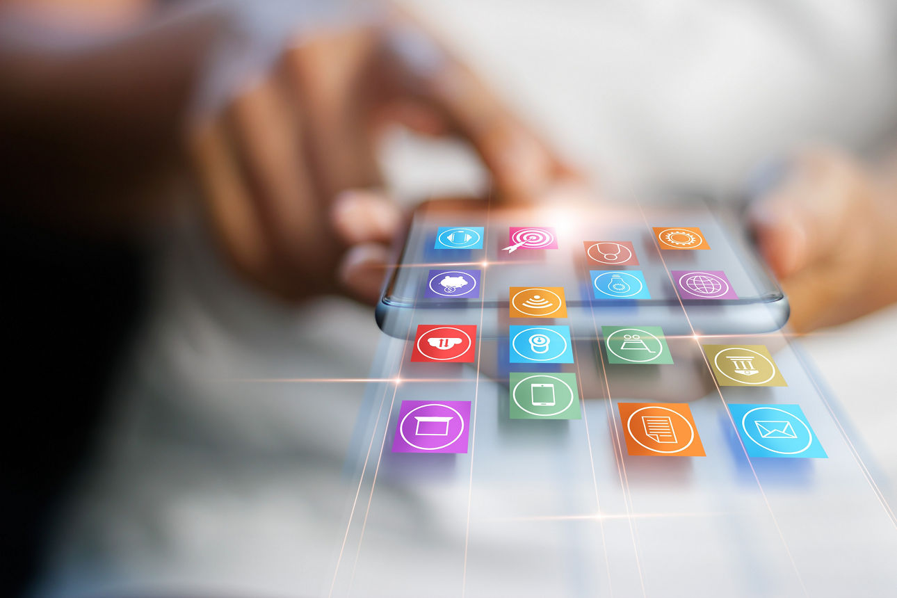 Hände, die mobile Zahlungen, digitales Marketing, Banknetzwerk nutzen. 