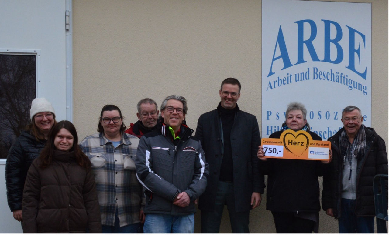 mehrere Personen vor dem Haus der ARBE