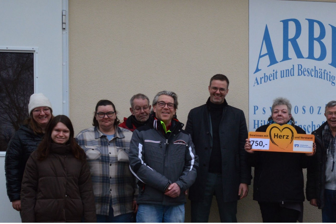 Spendenübergabe vor dem ARBE Haus