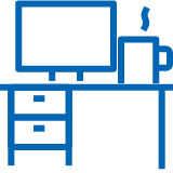 Diese einfache, blaue Strichzeichnung zeigt einen Schreibtisch mit einem Computermonitor, einer Tasse mit dampfendem Kaffee u