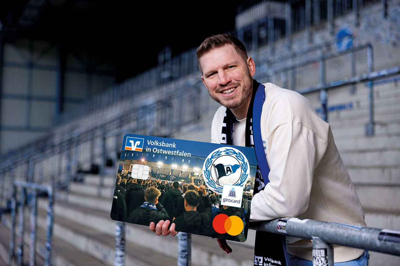 Fabian Klos präsentiert die ArminiaCard in der SchücoArena.