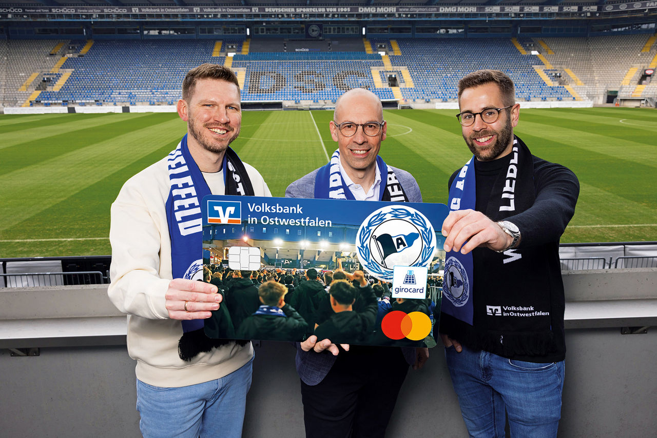 Fabian Klos, Thomas Mühlhausen und Nico Luft stellen die ArminiaCard in der SchücoArena vor.