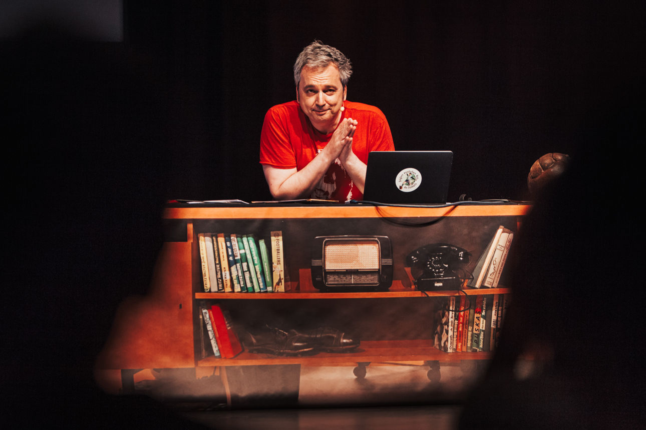 Stilisiertes Tortenstück mit einer Kirsche auf der Sahnehaube