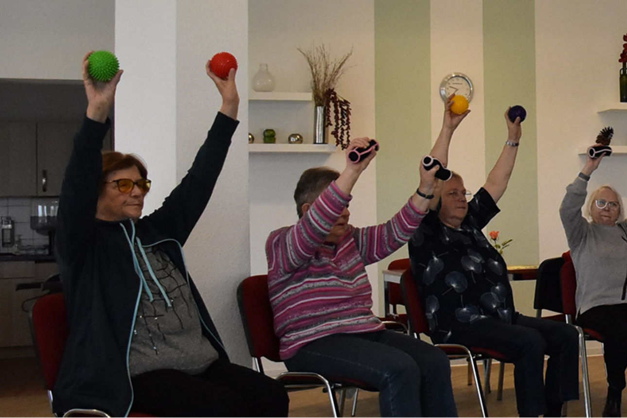Seniorinnen bei der Sitzgymnastik 