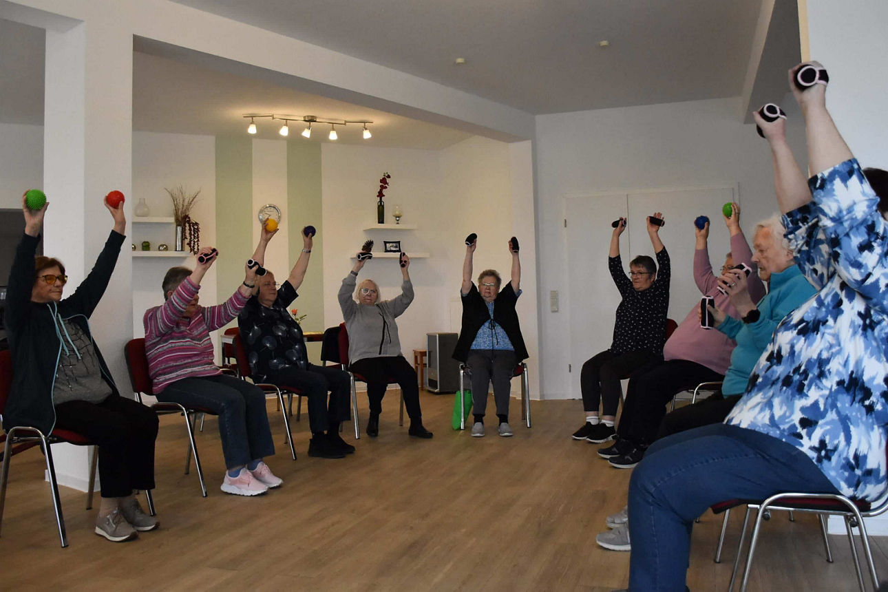 Seniorinnen bei der Sitzgymnastik 