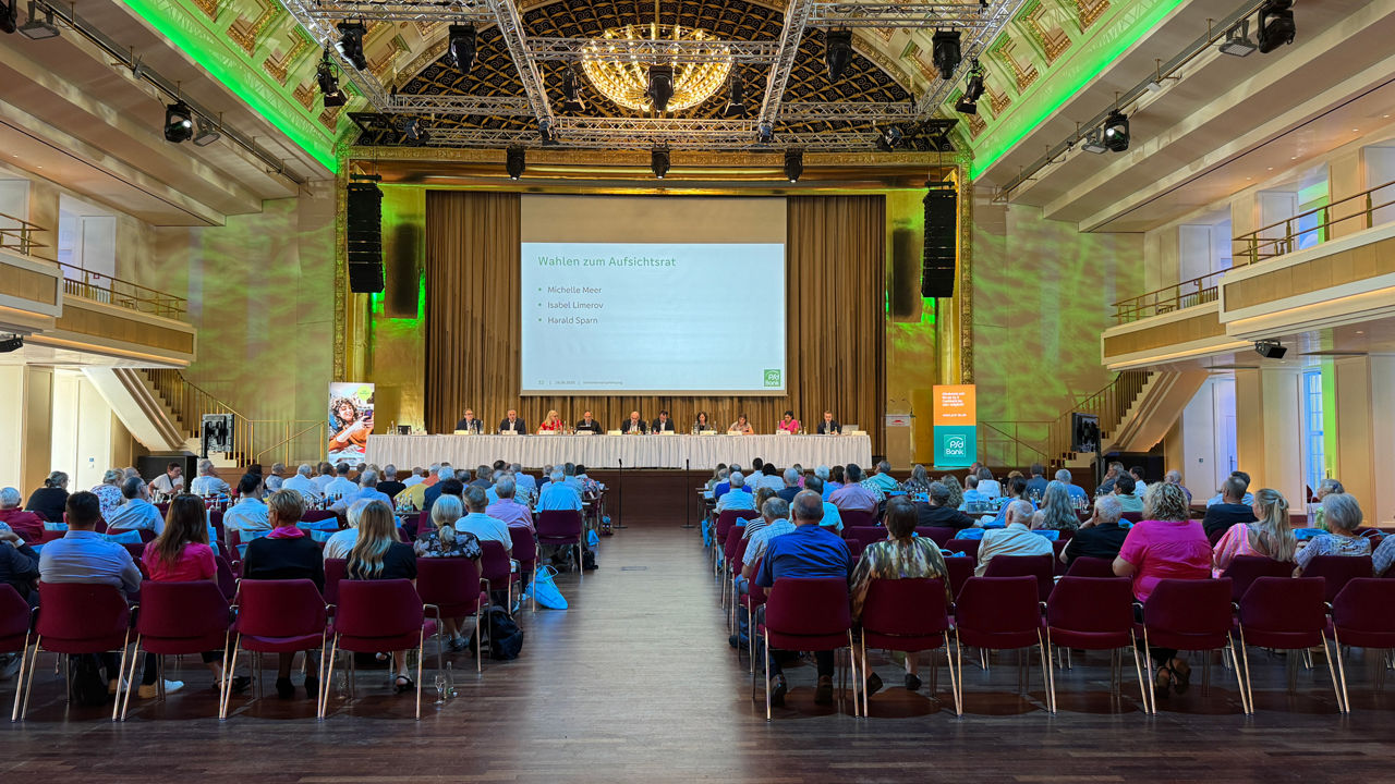 Vertreterversammlung - eine Halle mit Leuten