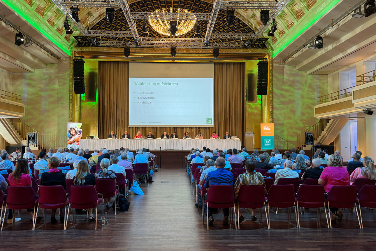 Vertreterversammlung - eine Halle mit Leuten