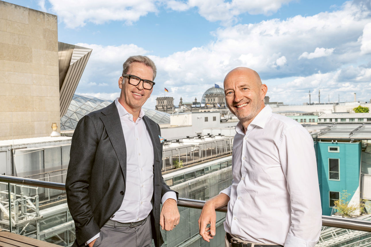  Carsten Jung, Vorstandsvorsitzender der Berliner Volksbank, und Samuli Sirén, CEO des VC-Investors Redstone auf einer Terrasse mit Blick auf Berlin