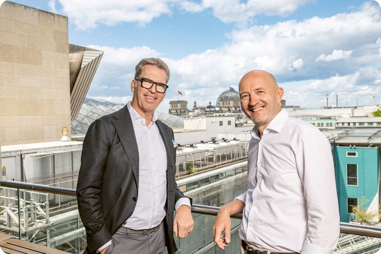  Carsten Jung, Vorstandsvorsitzender der Berliner Volksbank, und Samuli Sirén, CEO des VC-Investors Redstone auf einer Terrasse mit Blick auf Berlin