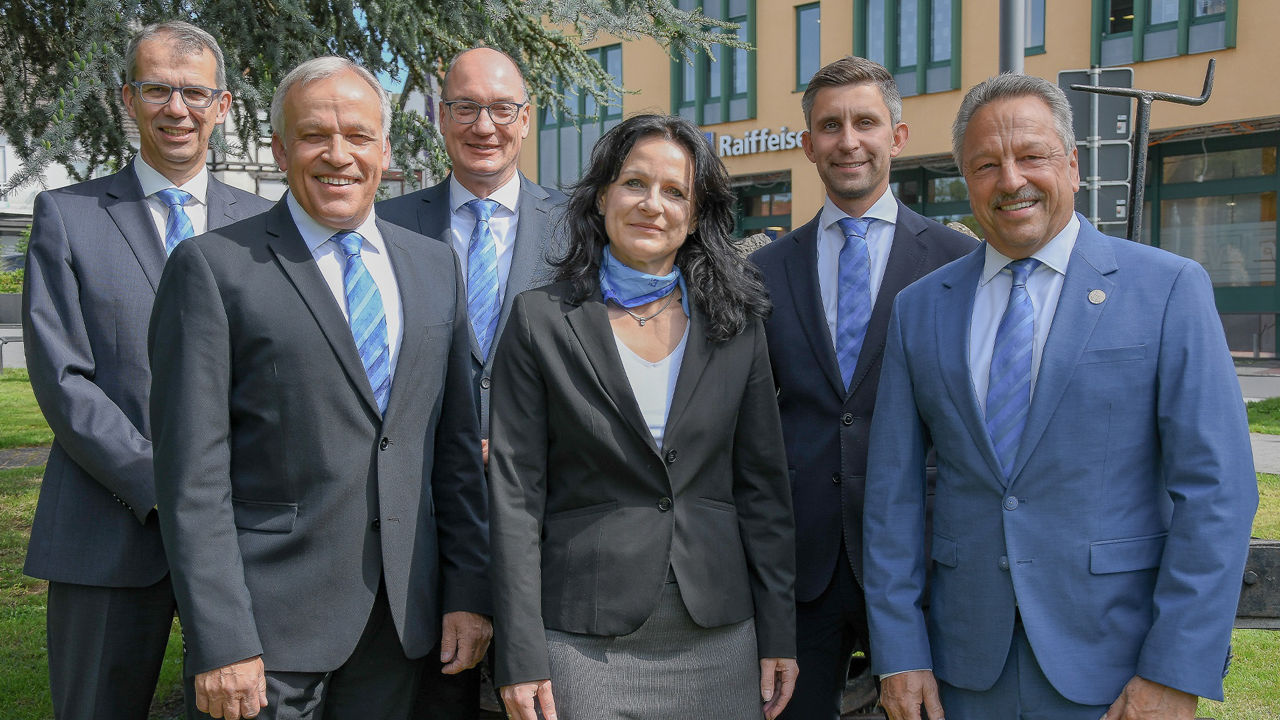 Aufsichtsrat der Bank, bestehend aus fünf Männern und einer Frau, vor der Hauptstelle in Neustadt