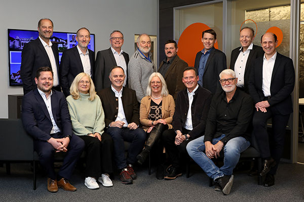 Das Team versammelte sich in dem neuen Büro in Dänemark, das ein kollaboratives und lebendiges Arbeitsumfeld bietet.