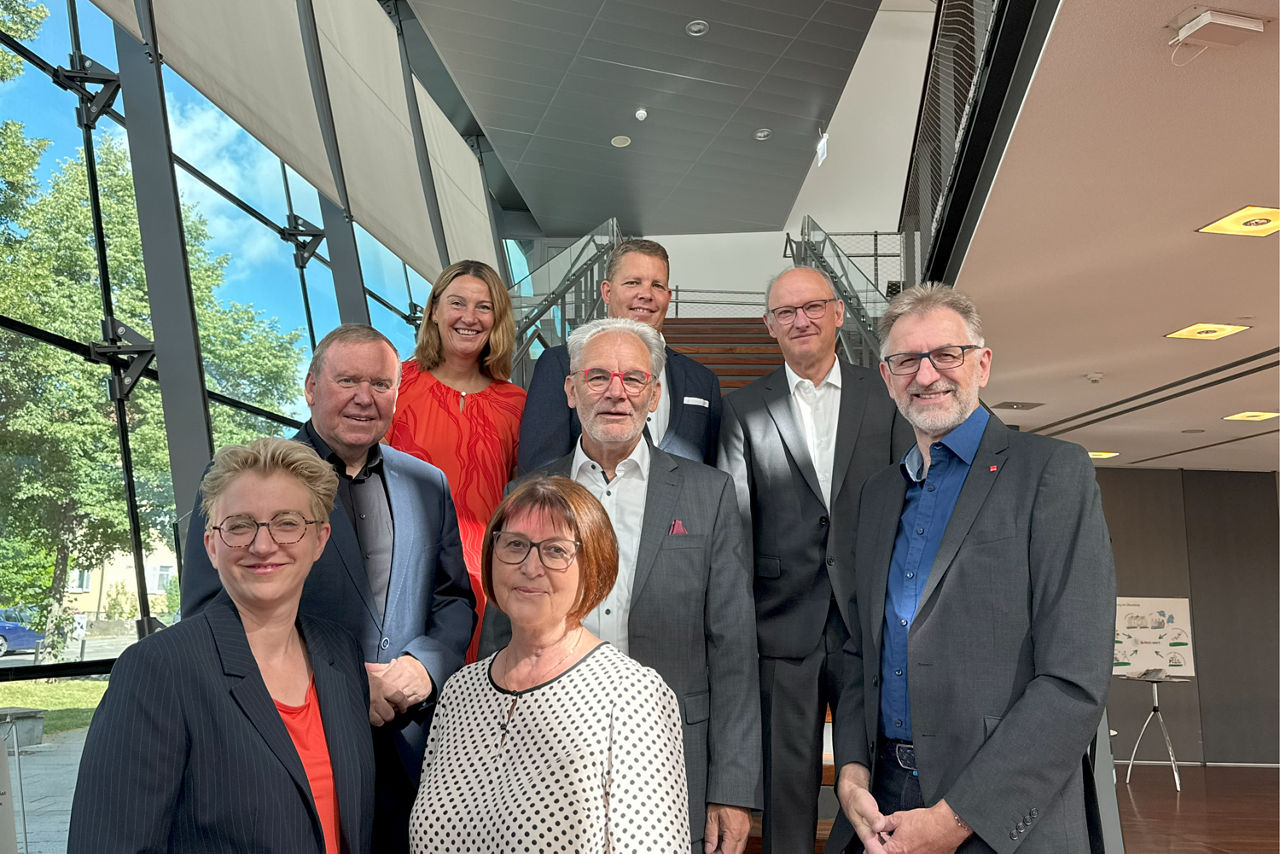 Gruppenfoto mit 3 Frauen und 5 Männern