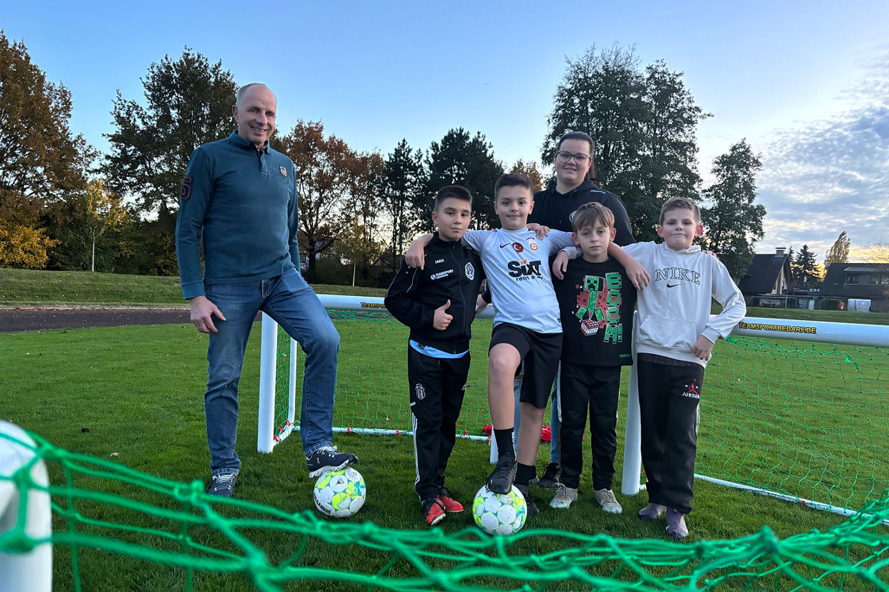 Auf dem Foto Reinhard Buchmann und Mandy Cetin mit vier Fußballbegeisterten.