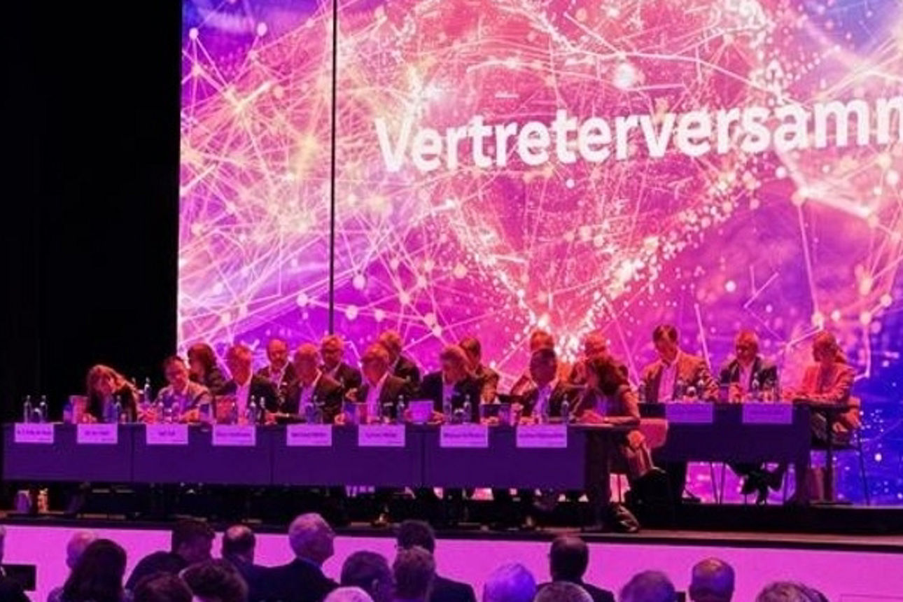 Der Aufsichtsrat auf dem Podium der Vertreterversammlung