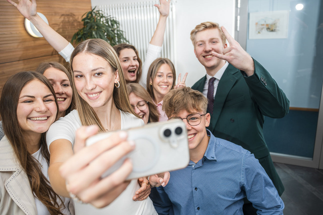 Jungee Menschen machen ein Selfie