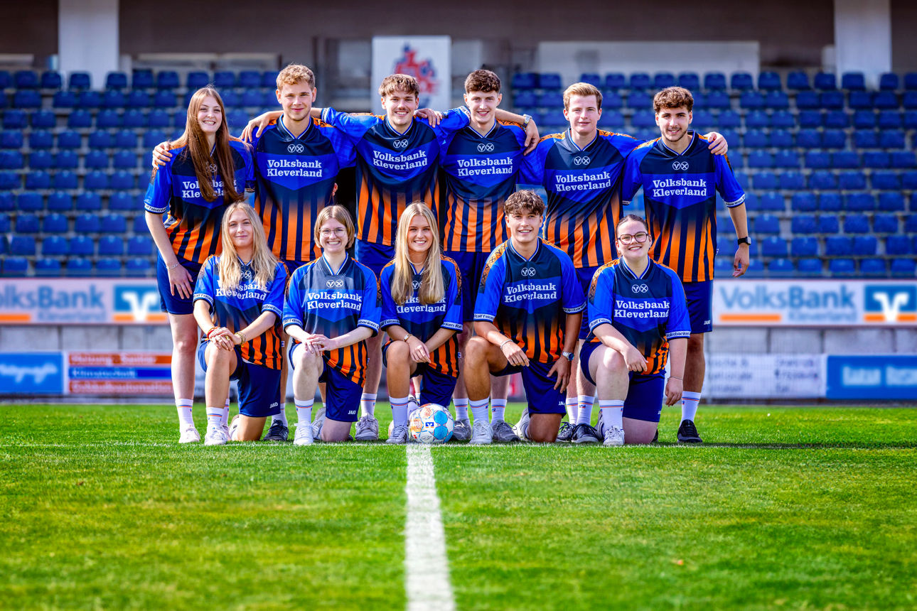 Auszubildende beim Videodreh vor einer Leinwand