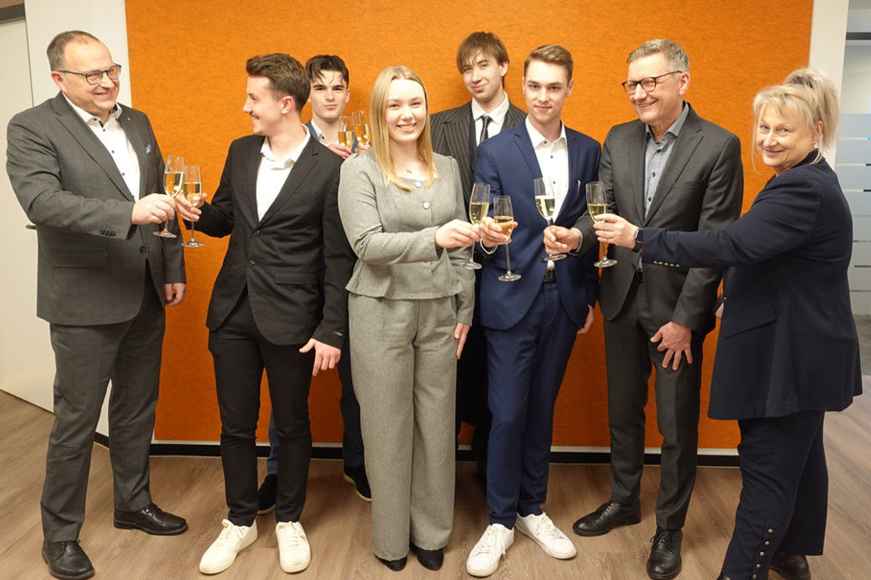 Fünf junge Menschen konnten die Ausbildung erfolgreich abschließen