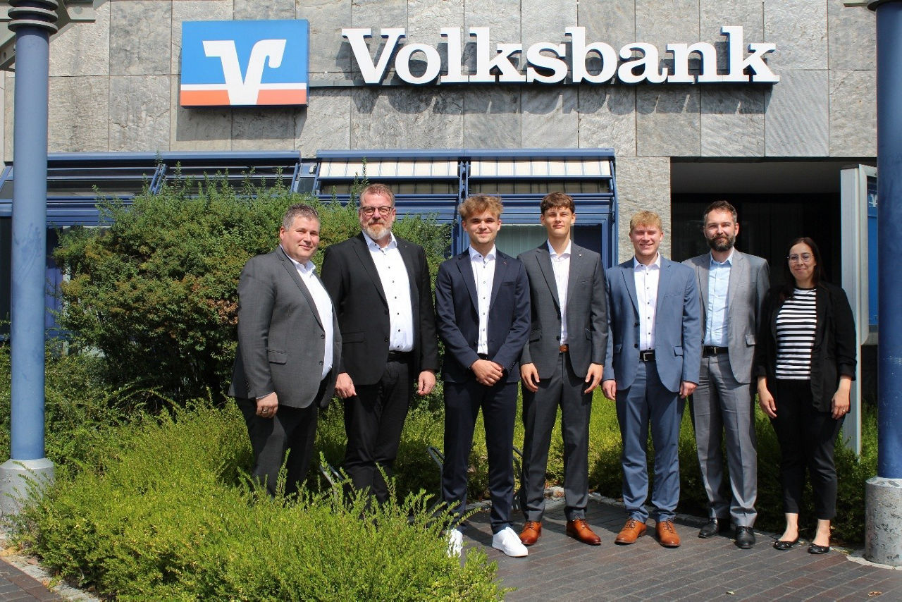 Gruppenbild neue Auszbildende mit Vorstand, Vertriebsleiter und Mitarbeiter der Personalabteilung