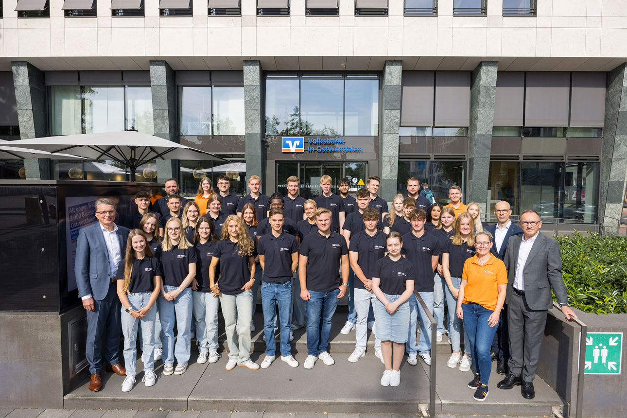 Die Vorstandsmitglieder der Volksbank in Ostwestfalen begrüßen 30 neue Auszubildende.