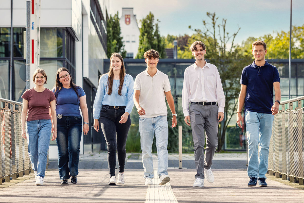 Student beim Videodreh vor einer Leinwand