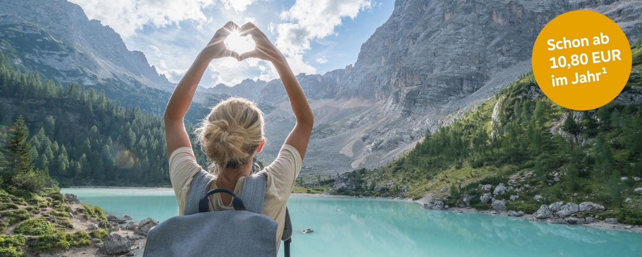 Eine Frau mit Rucksack an einem Bergsee