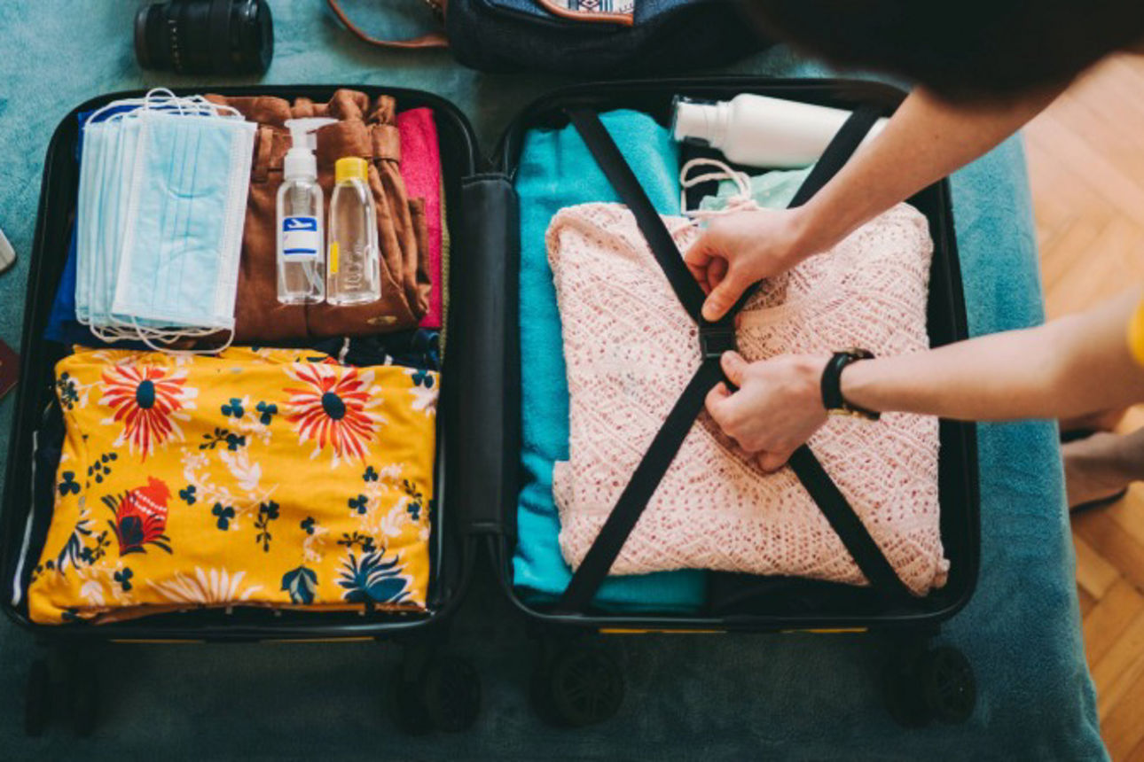 Frau packt ihren Reisekoffer