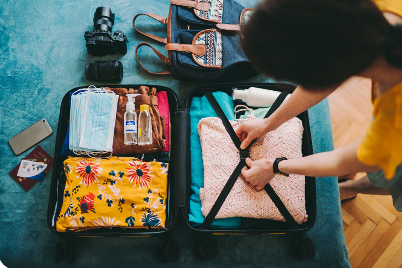 Frau packt ihren Reisekoffer