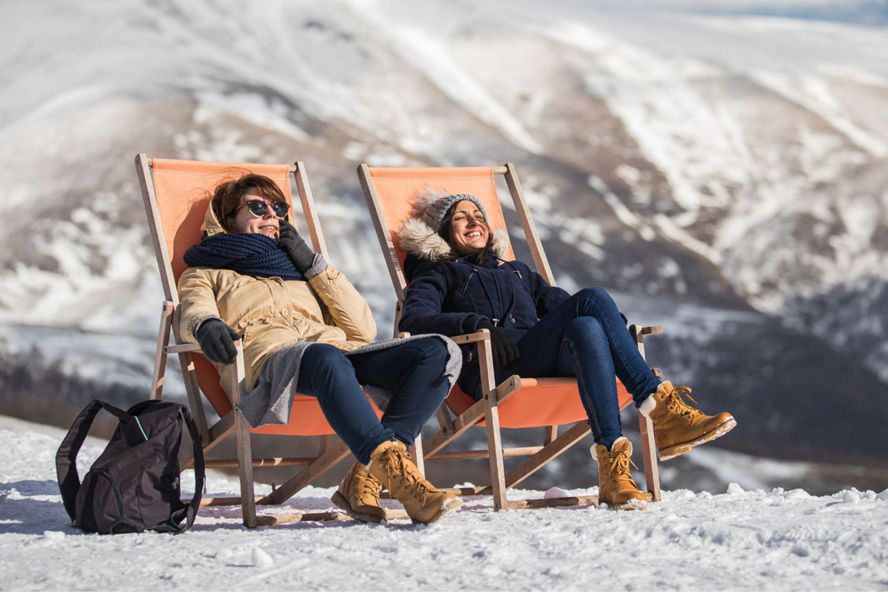 Lachender Wintersportler im Schnee