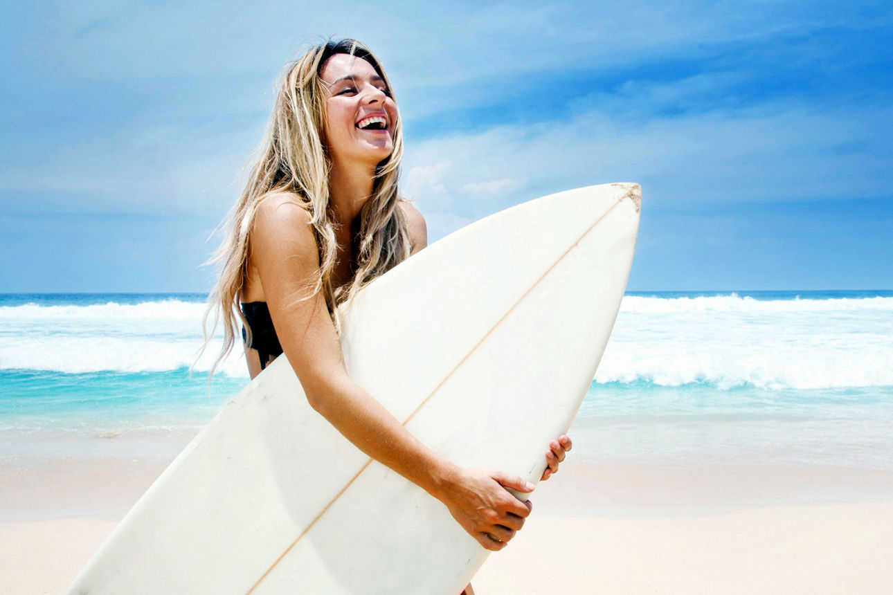 Surferin am Strand