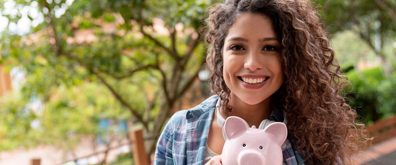 Eine Studentin hat für ihr Auslandssemester gespart.
