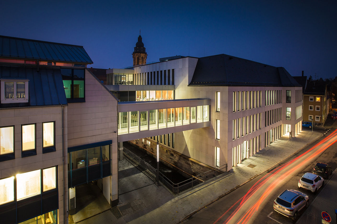 Das Gebäude der VR Bank Südpfalz in Landau von außen bei Nacht