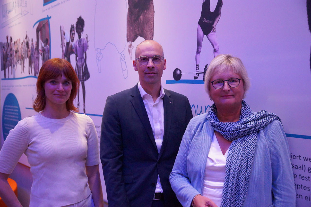 Nadja Loschky (Intendantin der Bühnen und Orchester Stadt Bielefeld), Thomas Mühlhausen (Vorstandsmitglied der Volksbank in Ostwestfalen), Birgit Beckermann (Kulturdezernentin der Stadt Bielefeld)  bei der Ausstellungseröffnung